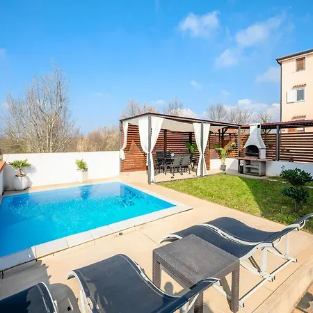Apartment With Private Swimming Pool *