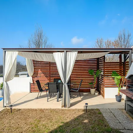Apartment With Private Swimming Pool Poreč