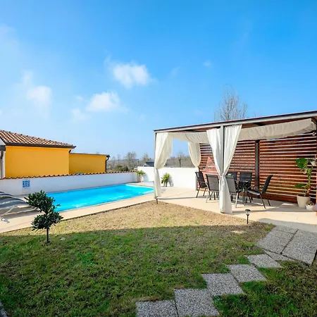 With Private Swimming Pool Apartment Poreč